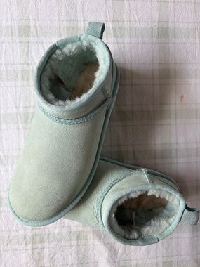 UGG mint color Short Boots